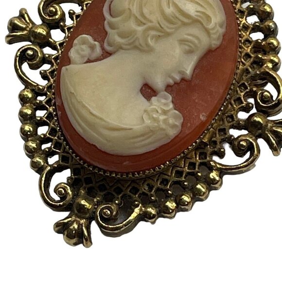Vintage Cameo Brooch Pin Gold Tone Avon Pinback Opens Up Empty Glace Locket - Picture 13 of 16